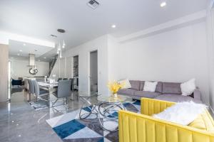 uma sala de estar com um sofá e uma mesa em Modern 4-Bedroom Townhouse with Pool! em Miami
