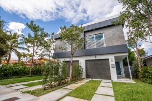 une maison avec un garage en face dans l'établissement Modern 4-Bedroom Townhouse with Pool!, à Miami