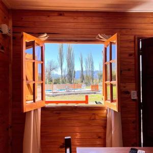 ventana en una habitación con vistas al patio en Cabaña Finca el Oasis en Jáchal, San Juan en San José de Jáchal