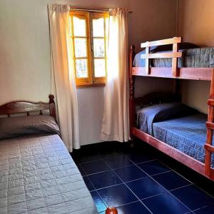 a room with two bunk beds and a window at Cabaña Finca el Oasis en Jáchal, San Juan in San José de Jáchal