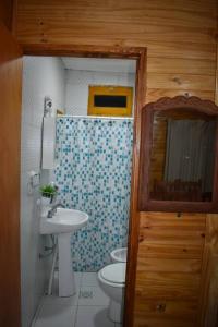 y baño con aseo y lavamanos. en Cabaña Finca el Oasis en Jáchal, San Juan en San José de Jáchal