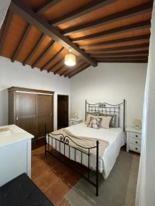 a bedroom with a bed and a wooden ceiling at Alojamento do Monte in Estremoz