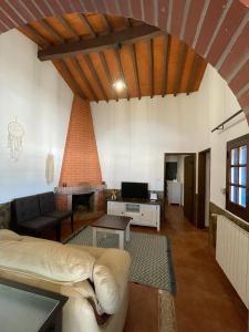 a living room with a couch and a table at Alojamento do Monte in Estremoz