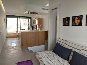 un soggiorno con un letto e una cucina di Cosy Terrace House - design, comfort, micro-pool, top location in Olhão a Olhão