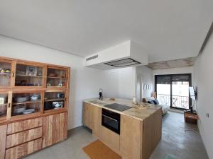 una cucina con mobili in legno e un forno a piano cottura di Cosy Terrace House - design, comfort, micro-pool, top location in Olhão a Olhão