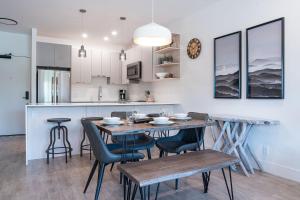 雷夫爾斯托克的住宿－Slopes and Greens by Revelstoke Vacations，厨房以及带桌椅的用餐室。