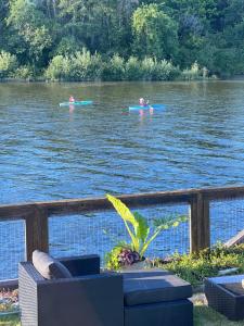 twee mensen zitten in kajaks op het water bij River house in Campbell River