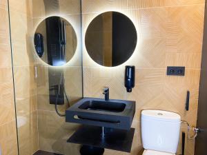 Vannituba majutusasutuses Modern Blue Studio En Valle De Incles - Parking Gratis l by BonesVacances +16 fotot
