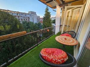 札格雷布的住宿－Meduliceva apartman，阳台配有桌椅和遮阳伞。