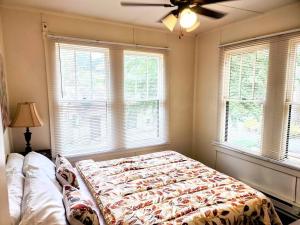 um quarto com uma cama e uma ventoinha de tecto em #06 - Lakeview Two Bedroom Cottage-Pet Friendly em Hot Springs