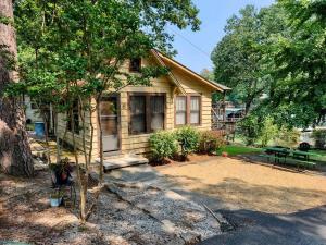 a small house with a picnic table in front of it at #06 - Lakeview Two Bedroom Cottage-Pet Friendly in Hot Springs