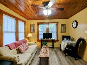 uma sala de estar com um sofá e uma ventoinha de tecto em #07 - Lakeview One Bedroom Cottage-Pet Friendly em Hot Springs