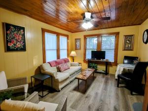 a living room with a couch and a ceiling fan at #07 - Lakeview One Bedroom Cottage-Pet Friendly in Hot Springs +17 photos