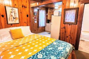 um quarto com uma cama num chalé de madeira em #08 - One Bedroom Lakeview Cottage-Pet Friendly em Hot Springs