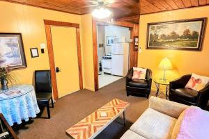 ein Wohnzimmer mit Sofa, Stühlen und einem Tisch in der Unterkunft #08 - One Bedroom Lakeview Cottage-Pet Friendly in Hot Springs + 14 Fotos