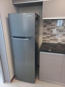 un frigorifero in una cucina accanto a un bancone di PIHARE II a Santa Cruz de la Sierra