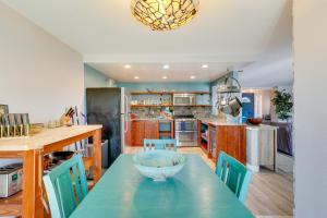 Dapur atau dapur kecil di Carlsbad Rental with Private Balcony and Pool Access!