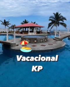 een zwembad in een resort met een kap logo bij CRUCITA BEACH KP in Crucita