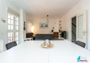 a kitchen and living room with a table and chairs at Casa Juan Sebastian Elcano in Gelves