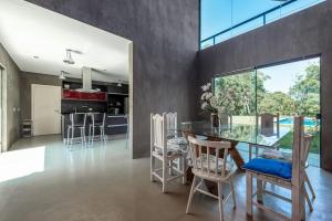 Η κουζίνα ή μικρή κουζίνα στο Chácara com jardim e piscina no alto da serra