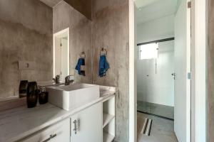 Ένα μπάνιο στο Chácara com jardim e piscina no alto da serra +25 φωτογραφίες