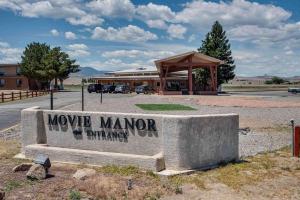 ein Schild vor dem Eingang des Herrenhauses in der Unterkunft Best Western Movie Manor in Monte Vista