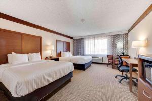 una camera d'albergo con 2 letti e una scrivania di Best Western Movie Manor a Monte Vista