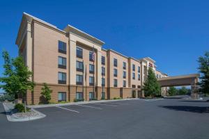 un gran edificio con un estacionamiento delante de él en Hampton Inn & Suites by Hilton Walla Walla, en Walla Walla