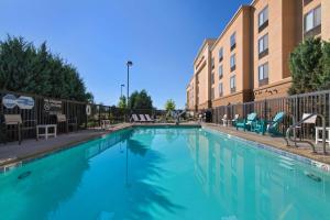 a swimming pool in front of a building at Hampton Inn & Suites by Hilton Walla Walla in Walla Walla