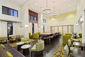 a restaurant with tables and chairs and a dining room at Hampton Inn & Suites by Hilton Walla Walla in Walla Walla