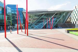 都柏林Hilton Garden Inn Dublin City Centre的一群红色的杆子,在一座建筑前