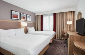 Hilton Garden Inn Dublin City Centre的电视和/或娱乐中心
