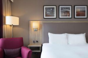 Hilton Garden Inn Dublin City Centre客房内的一张或多张床位