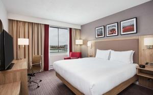 Hilton Garden Inn Dublin City Centre客房内的一张或多张床位