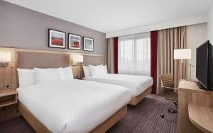 Hilton Garden Inn Dublin City Centre客房内的一张或多张床位