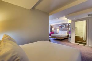 Hilton Garden Inn Dublin City Centre客房内的一张或多张床位