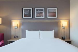 Hilton Garden Inn Dublin City Centre客房内的一张或多张床位
