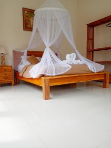 1 dormitorio con 1 cama con mosquitera en Ubud nadi villa, en Tegalalang