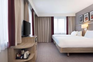Hilton Garden Inn Dublin City Centre客房内的一张或多张床位