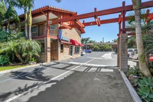 un edificio con un puente rojo sobre una calle en Motel 6 Carlsbad, Ca- North en Carlsbad