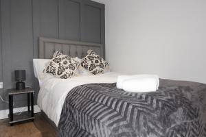 PENZI -Spacious Studio- Free Parking- Bletchley- Contractors Welcome tesisinde bir odada yatak veya yataklar