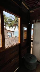 a room with a window with a view of the beach at Hostal velero relax in Santa Marta
