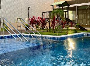 basen ze zjeżdżalnią w budynku w obiekcie Casa em PontaNegra Aconchegante w mieście Natal