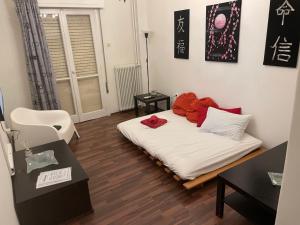 um quarto com uma cama com almofadas vermelhas em Διαμερίσμα με 1 κρεβατοκάμαρα και ένα σαλόνι em Atenas