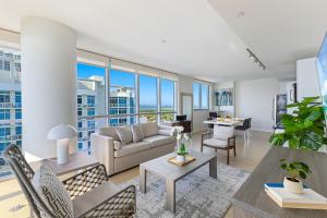 ein Wohnzimmer mit Sofa und Tisch in der Unterkunft Dharma Home Suites Miami Beach at Monte Carlo in Miami Beach
