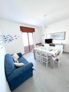 ein Wohnzimmer mit einem blauen Sofa und einem Tisch in der Unterkunft Orizzonte Mare House in Torino di Sangro
