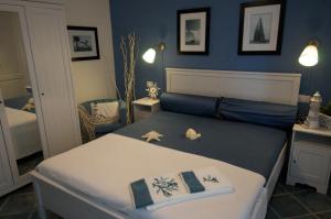 una camera con letto e pareti blu di Residence Le Cenate a Santa Caterina di Nardò