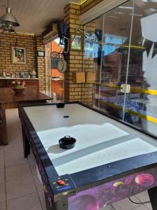 Una mesa de billar en Recanto dos Bambus Pousada