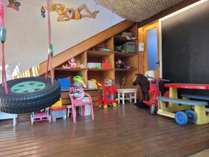 een kamer gevuld met veel speelgoed en een schoolbord bij Recanto dos Bambus Pousada in Florianópolis