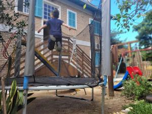 een jonge jongen die op een trampoline springt bij Recanto dos Bambus Pousada in Florianópolis